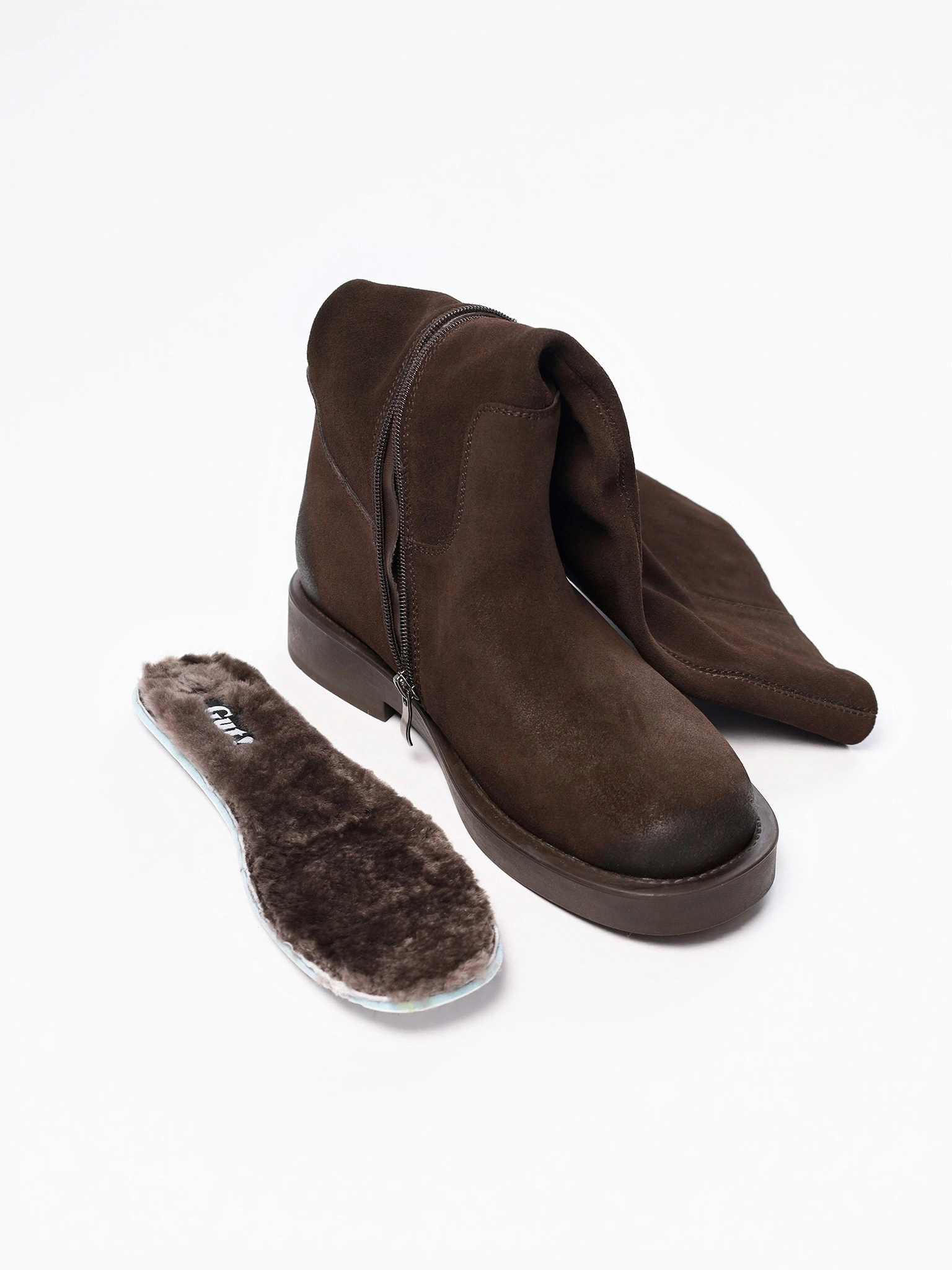 Сапоги коричневого цвета на низком каблуке